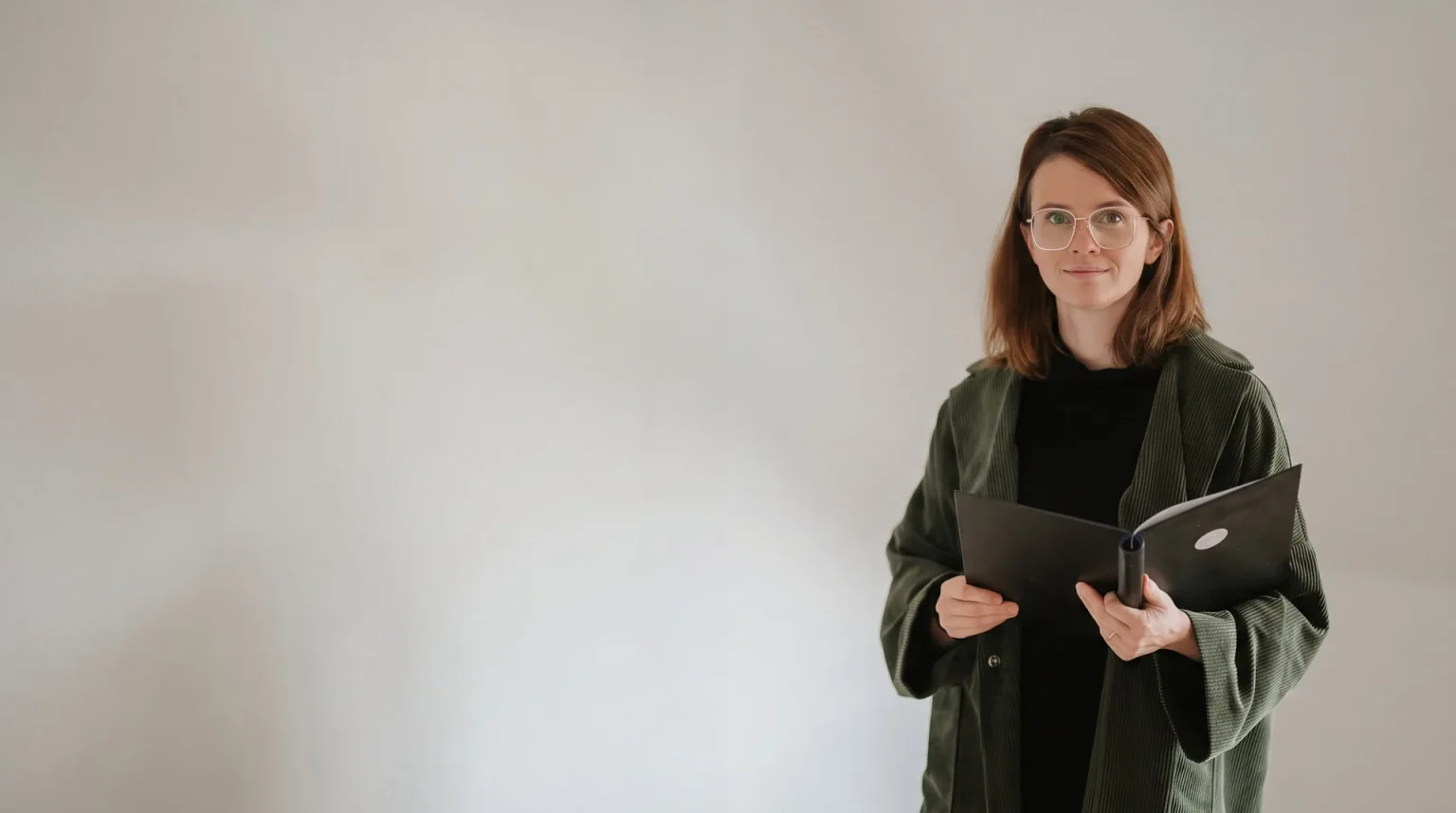 Trauerrednerin Julia Gahlert aus Schwarzenfeld mit ihrer Rede-Mappe